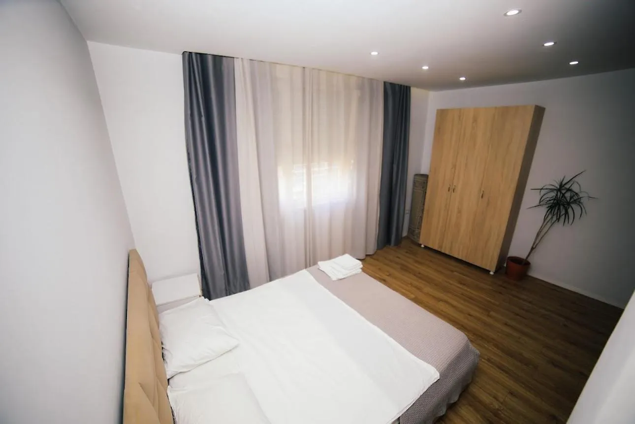 Luxury Center Apartments 2 تيرانا 0*,